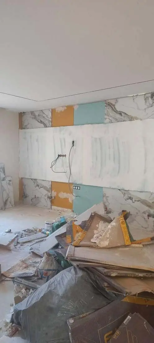 Pose du marbre sur le mur TV