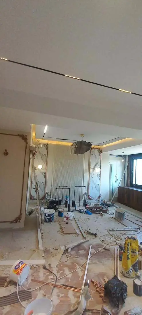 Plafond et panneaux rainurés en chantier