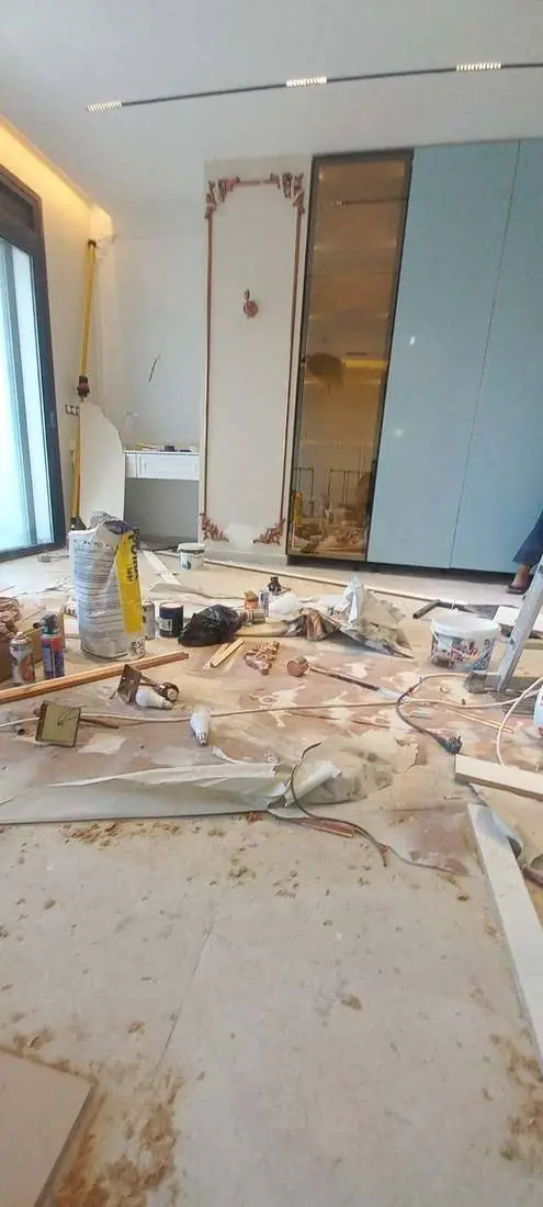 Vitrine en verre fumé et cadre décoratif en chantier