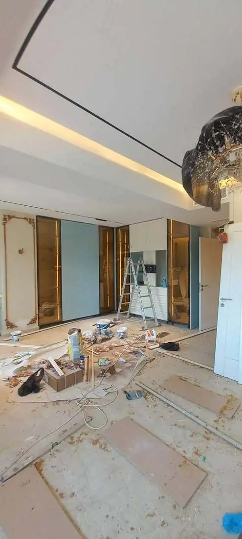 Meubles avec vitrines et façades en place