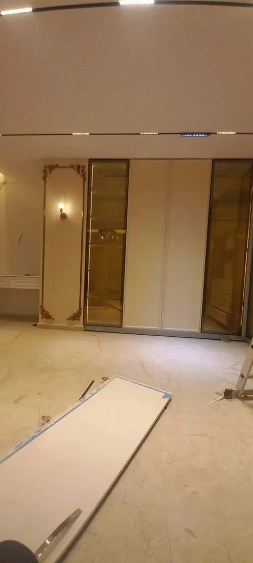 Façades des meubles et cadre décoratif cuivré