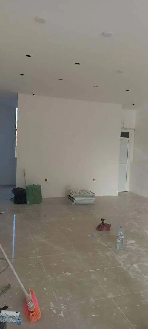 Plafond avec spots en cours de pose
