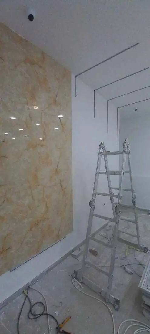Mur décoratif en pierre et lignes de plafond